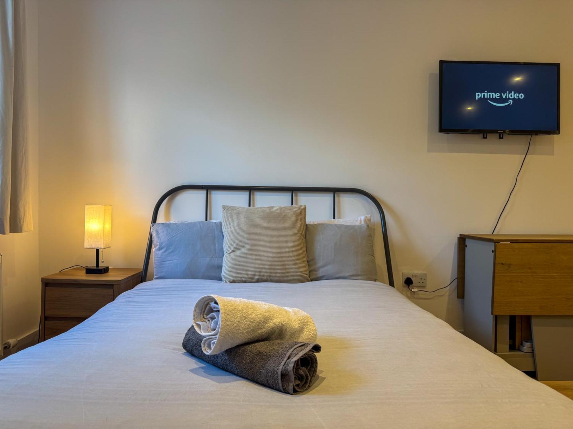 New! & Cosy With Smart Tv, Book Your Stay! Apartment Maidstone